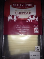 Ser cheddar w plastrach